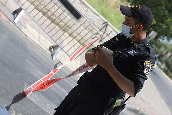 אכיפה בררנית? שוטר בבית שמש // צילום: יהונתן שאול